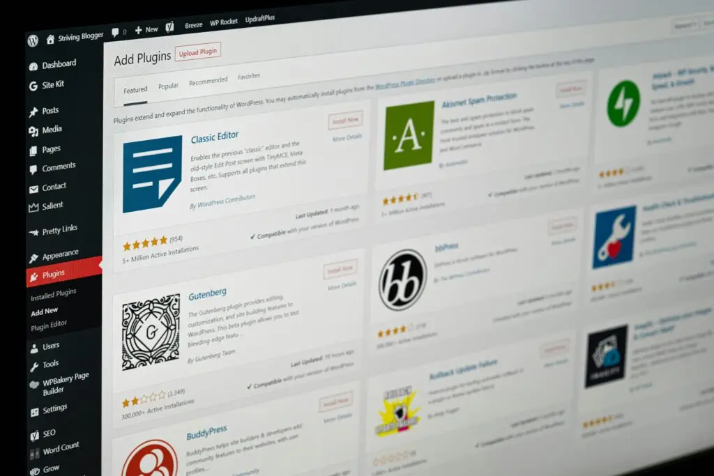 Cette image pr&eacute;sente l&rsquo;interface d&rsquo;administration de WordPress, dans la rubrique des extensions (plugins), permettant d&rsquo;ajouter et de g&eacute;rer des fonctionnalit&eacute;s pour personnaliser et optimiser un site internet.